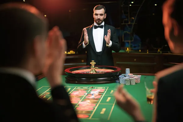Uma mulher glamourosa segurando fichas de cassino em um ambiente iluminado por néon, representando a atmosfera premium do cassino online 44FF.