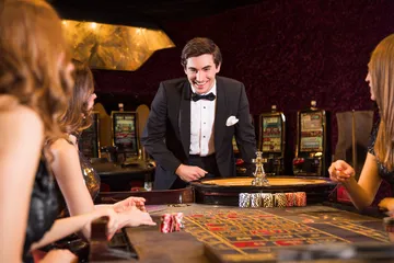 Uma mulher elegante ao lado de máquinas caça-níqueis vibrantes exibindo setes brilhantes, mostrando a variedade de slots no 44FF.