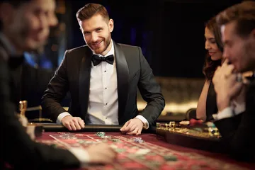 Uma mulher sorrindo perto de máquinas caça-níqueis brilhantes com símbolos de sorte, mostrando as emocionantes opções de slots do 44FF.