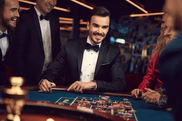 Uma imagem dramática de setes vencedores alinhados em um rolo de slot cercado por moedas douradas brilhantes, simbolizando grandes vitórias.
